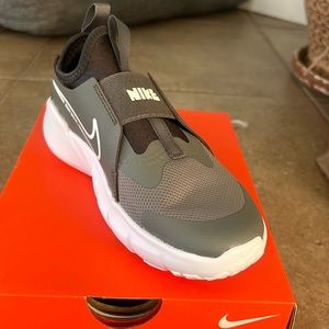 Brqnd new Nike Flex Runner 2 size 1.5 Y grey